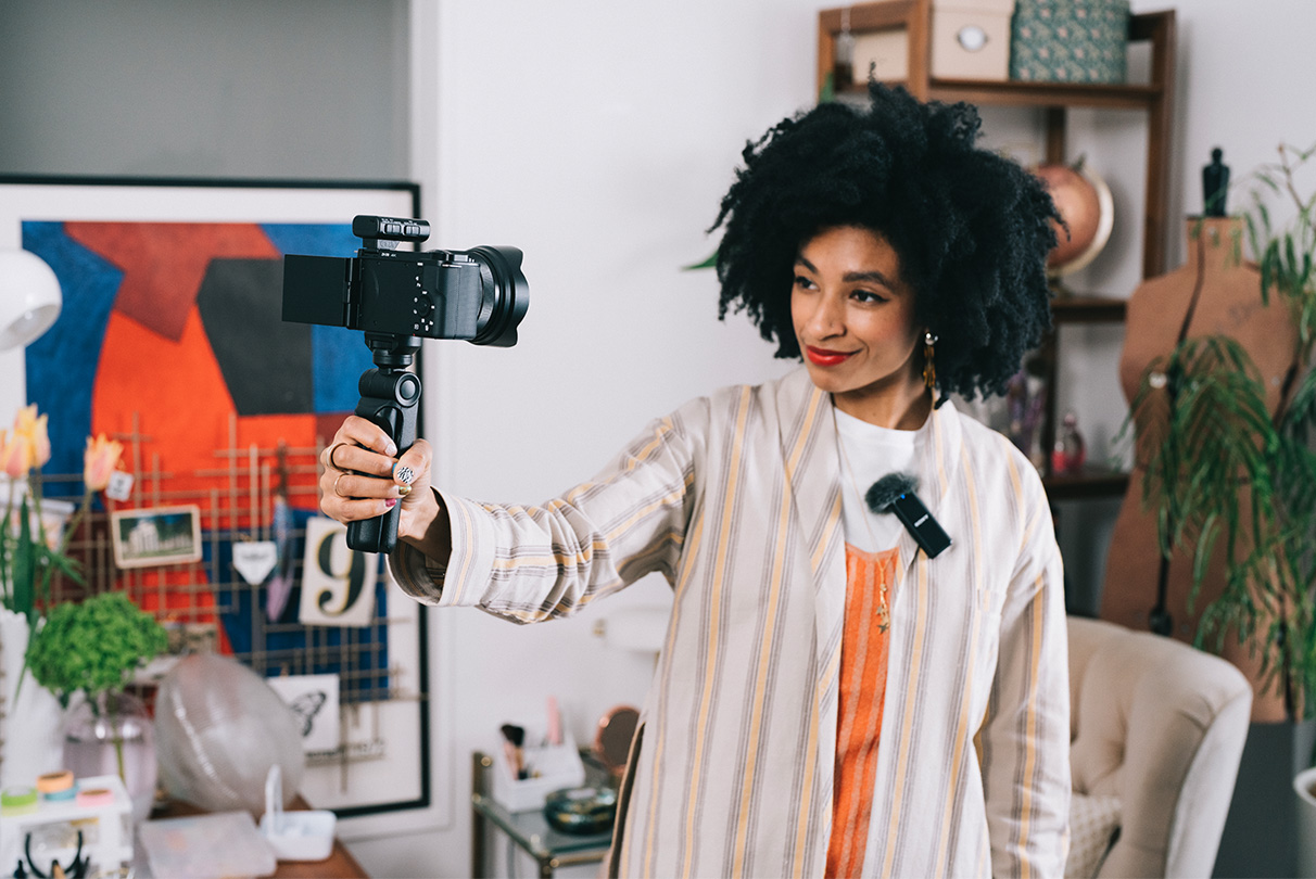 I motsetning til vanlig analog lydoverføring trenger du ikke bekymre deg for forstyrrelser i kabelsignalet. Bare par ZV-E10 med en mikrofon fra Sony som støtter et digitalt lydgrensesnitt via MI-skoen, for å få klar digital lyd med lite støy. Eller du kan koble til din foretrukne mikrofon via kameraets mikrofoninngang for å få enda bedre lyd.