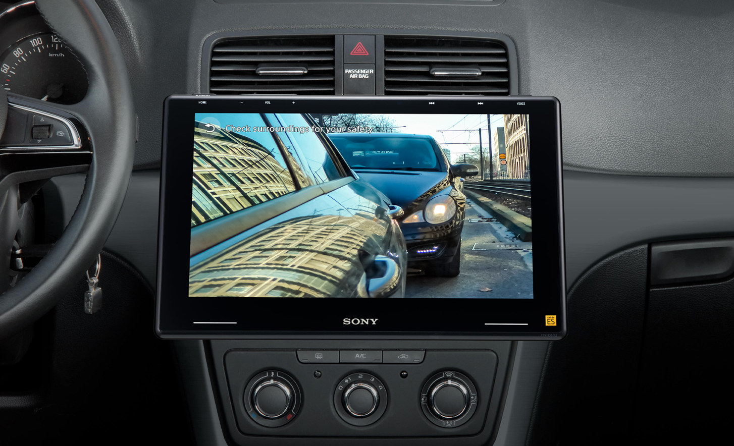 Innsiden av dashbordet i en bil der parkeringsassistentkameraet er i bruk på XAV-9550ES