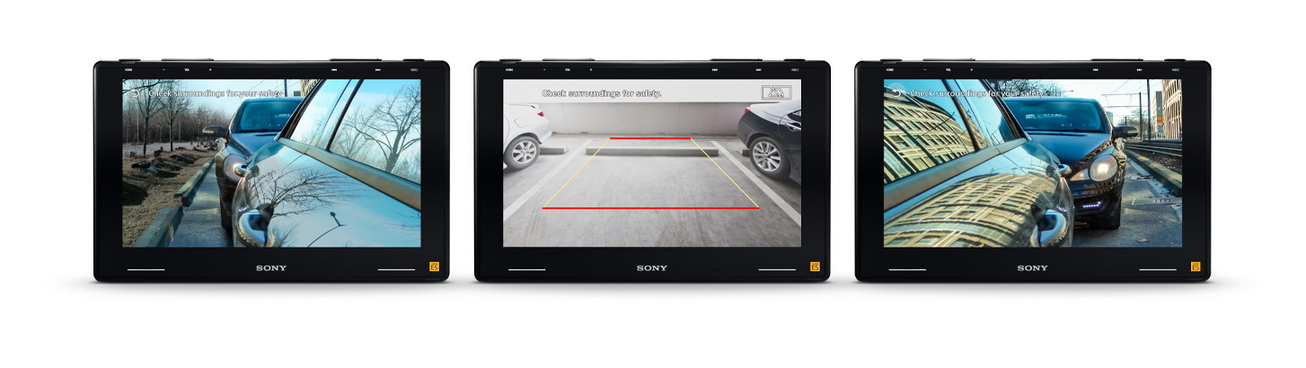Bilde av tre XAV-9550ES-enheter med parkeringsassistansebilder fra venstre og høyre kamera samt ryggekameraet.