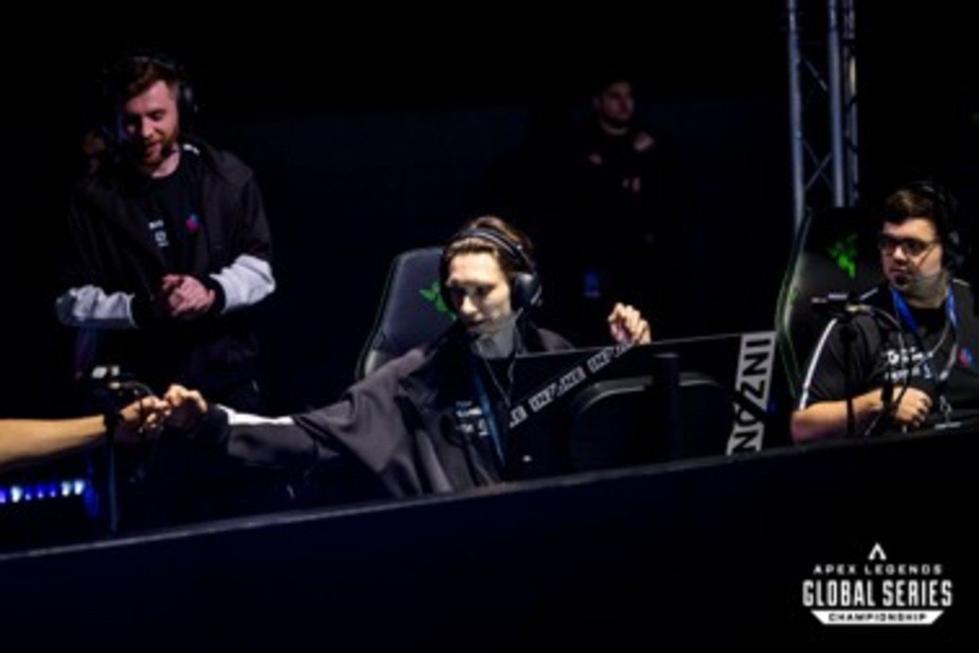 En gamer som gir en annen gamer knyttneven