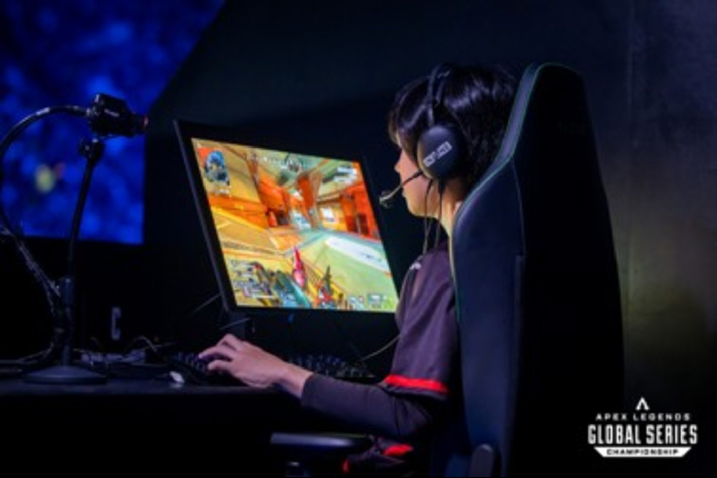 En gamer på konkurransedagen som bruker INZONE M10S-gamingskjermen og INZONE H9 II-gaminghodetelefonene