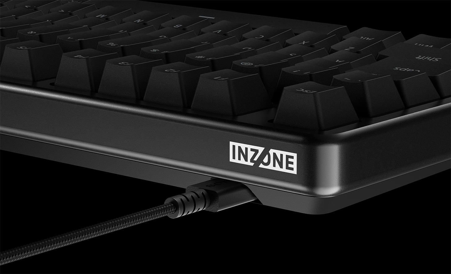 Bilde fra siden av INZONE KBD-H75 tastatur med spiralkabel